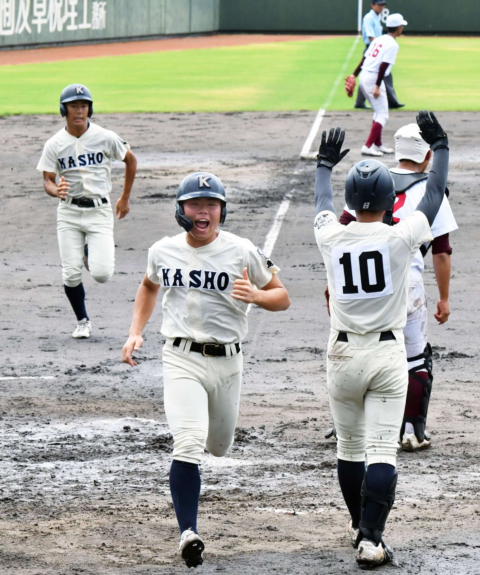 ２回裏鹿商無死満塁、今井の二塁打で三走庭月野（手前）に続き馬場が生還する＝平和リース（畦地文雄撮影）