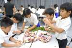 リース飾りを制作する児童ら＝１０日、出水市の下水流小学校