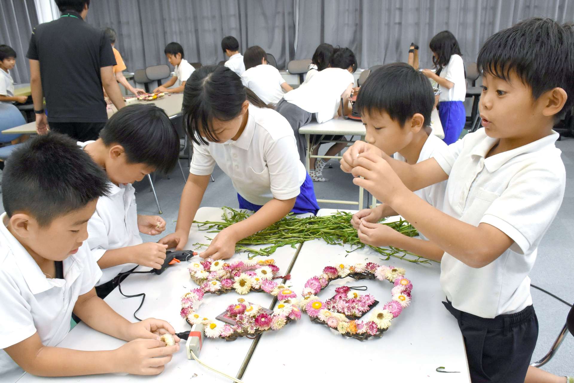 リース飾りを制作する児童ら＝１０日、出水市の下水流小学校