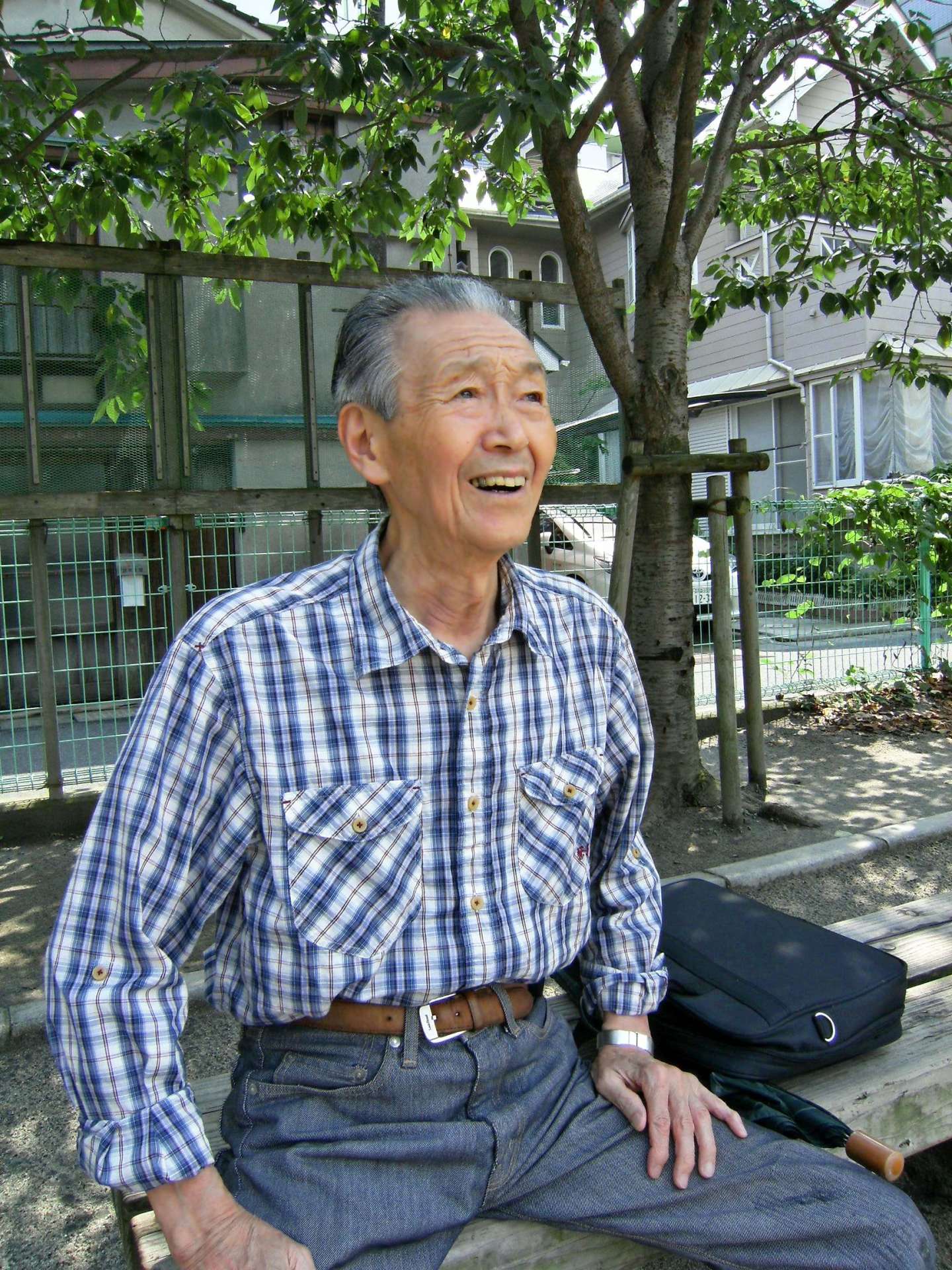 自宅があった近くの公園で、警戒警報も空襲警報も鳴らなかった夜を語る下池和善さん