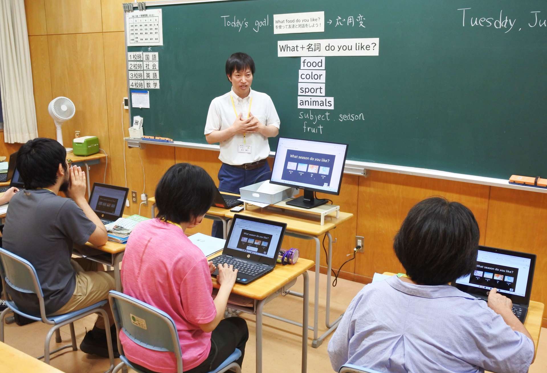 英語の授業を受ける県立いろは中学の生徒たち＝鹿児島市西谷山１丁目