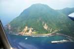 悪石島やすら浜港付近。地震の影響か、山肌があらわになった斜面が見える＝９日午後１時５分、十島村悪石島