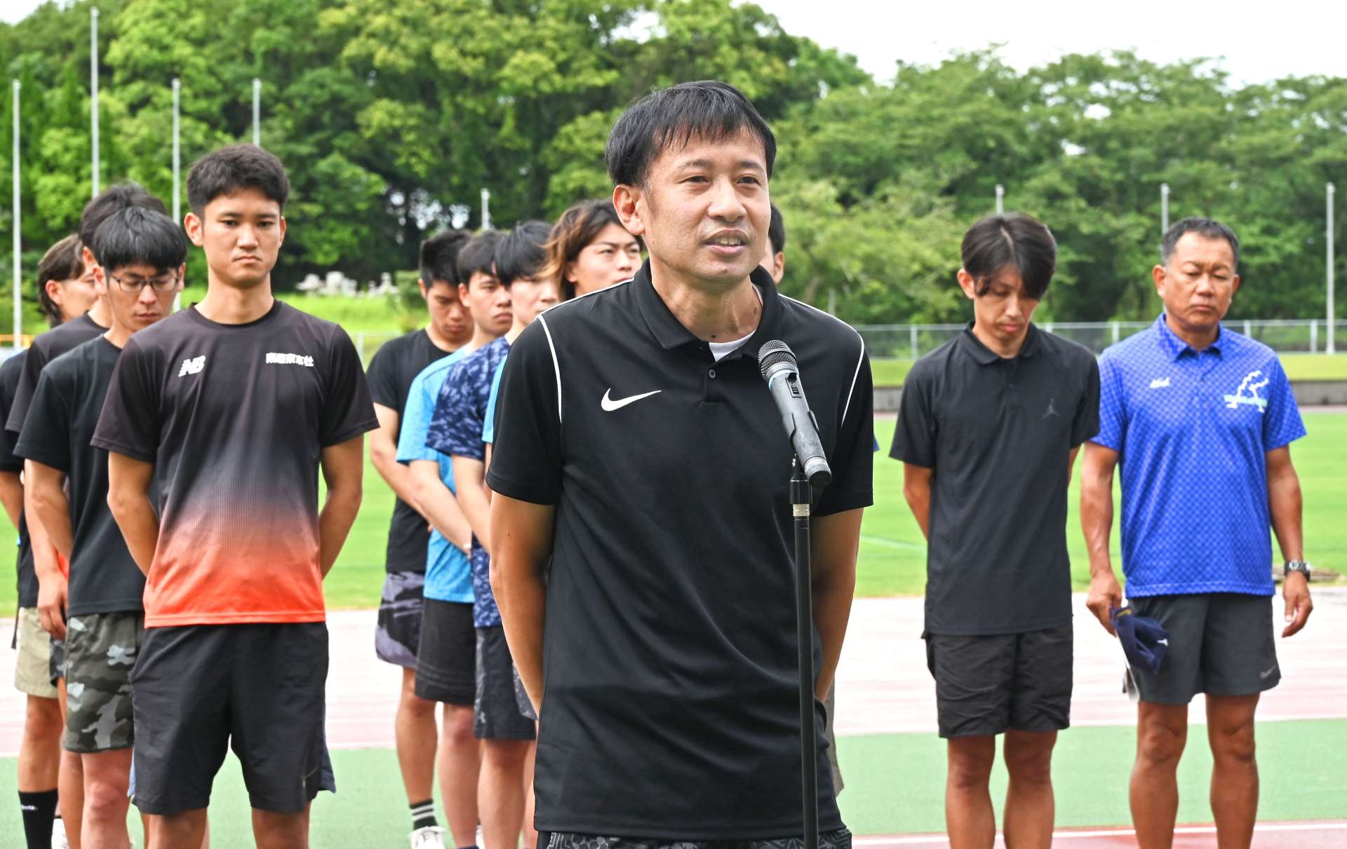 決意の言葉を述べる男子の森昌弘監督＝南さつま市