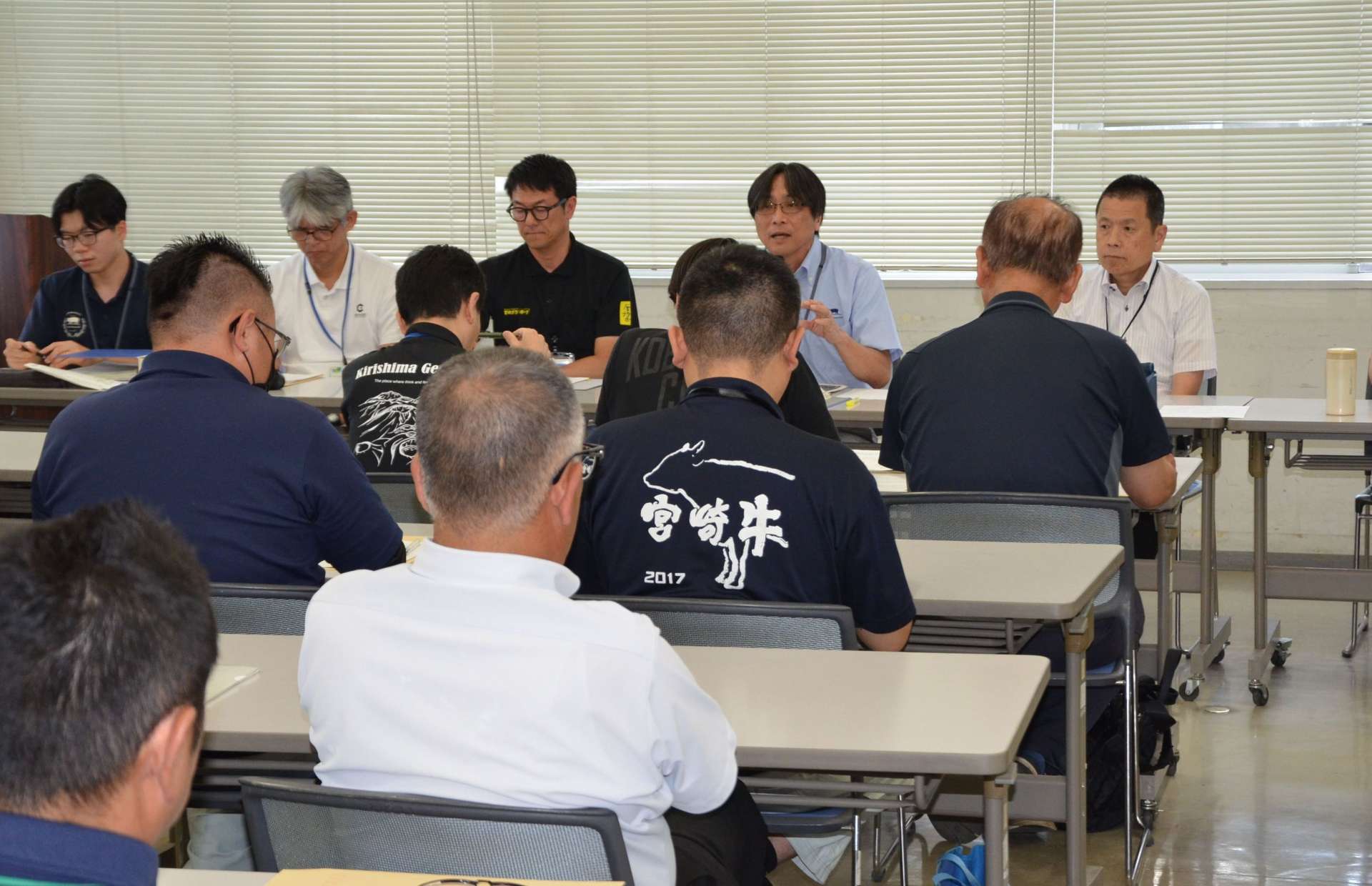 野生イノシシの豚熱感染拡大への不安の声が相次いだ対策会議＝１５日、小林市細野の宮崎県小林総合庁舎