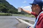 霧島川の水質を調査する県職員＝１５日、霧島市隼人