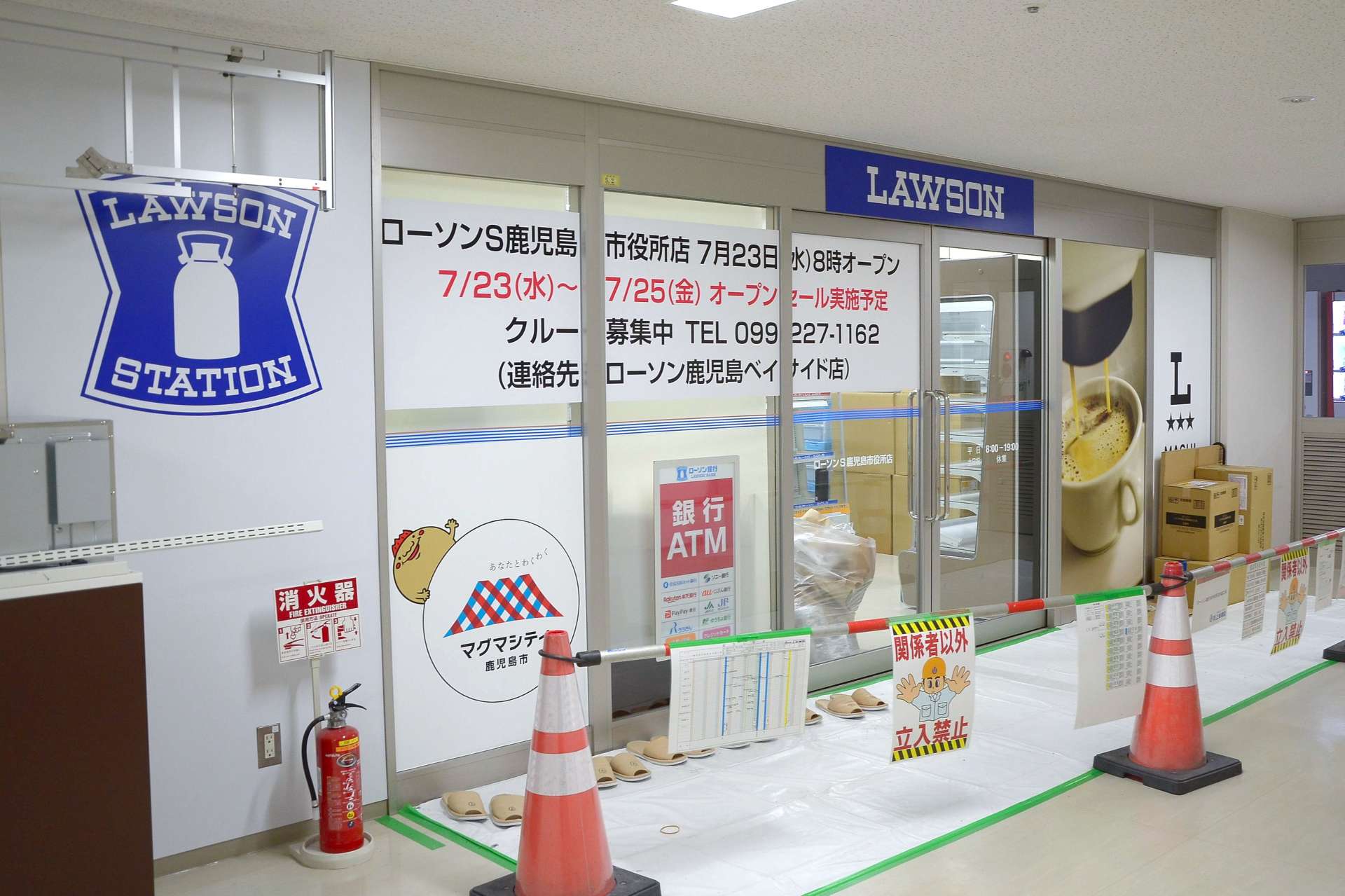 オープンに向け準備が進む「ローソンＳ鹿児島市役所店」＝１４日、鹿児島市役所別館地下１階
