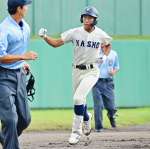５回裏鹿商無死、川原が左越え本塁打を放ちガッツポーズ＝鴨池市民