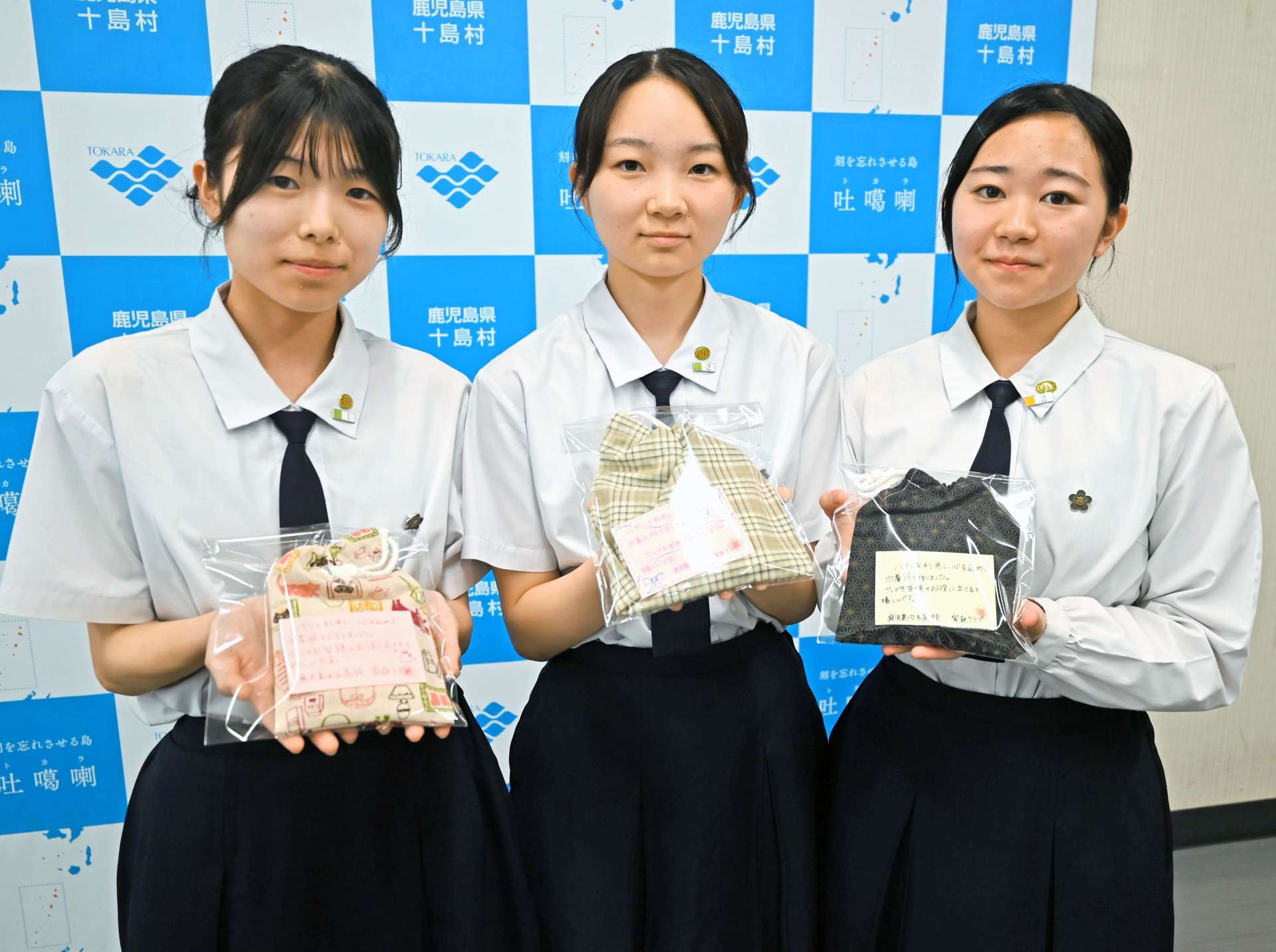 十島村民へ支援品を届けた鹿児島女子高校の生徒＝１８日、鹿児島市泉町の同村役場