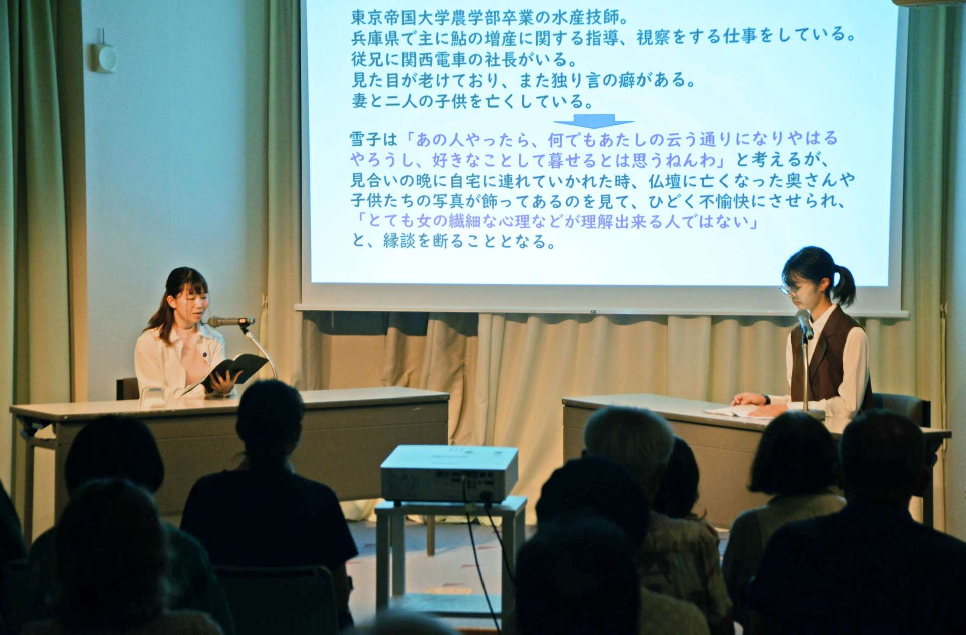 「細雪」を解説する鹿児島国際大学の学生＝鹿児島市城山町のかごしま近代文学館