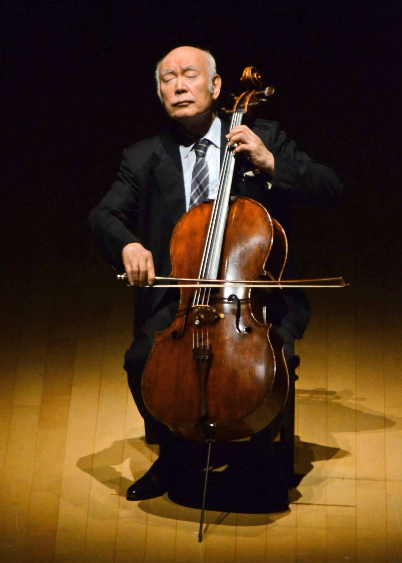 霧島国際音楽祭のオープニング・コンサートでチェロを演奏する堤剛さん＝２０日、霧島市牧園町高千穂のみやまコンセール