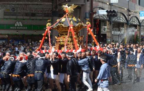 〈別カット〉繁華街を力強い掛け声とともに練り歩くみこし＝２０日午後、鹿児島市中町