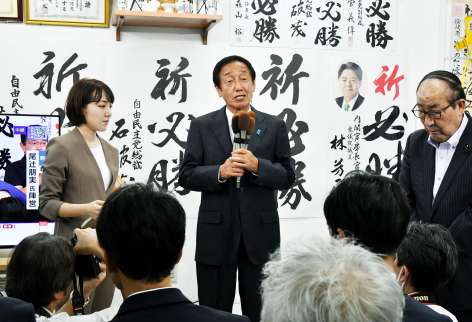 報道陣の質問に答える園田修光さん＝２０日午後８時２３分、鹿児島市郡元２丁目