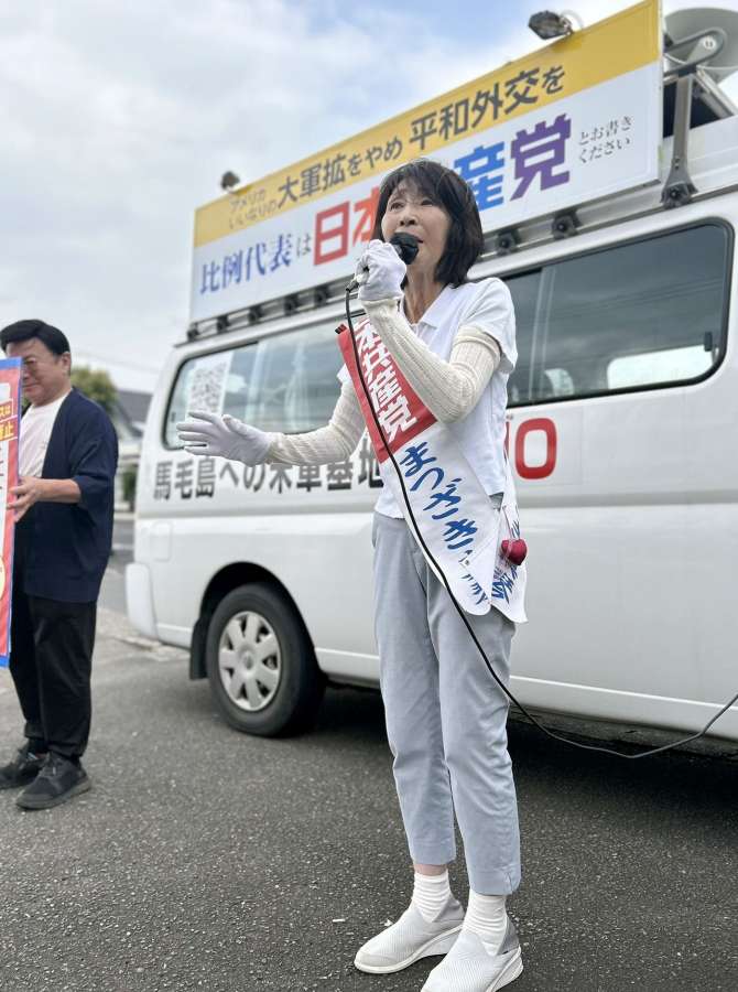 街頭演説で共産党の政策をアピールする〈松崎真琴氏〉＝１６日、阿久根市役所前