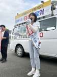 街頭演説で共産党の政策をアピールする〈松崎真琴氏〉＝１６日、阿久根市役所前