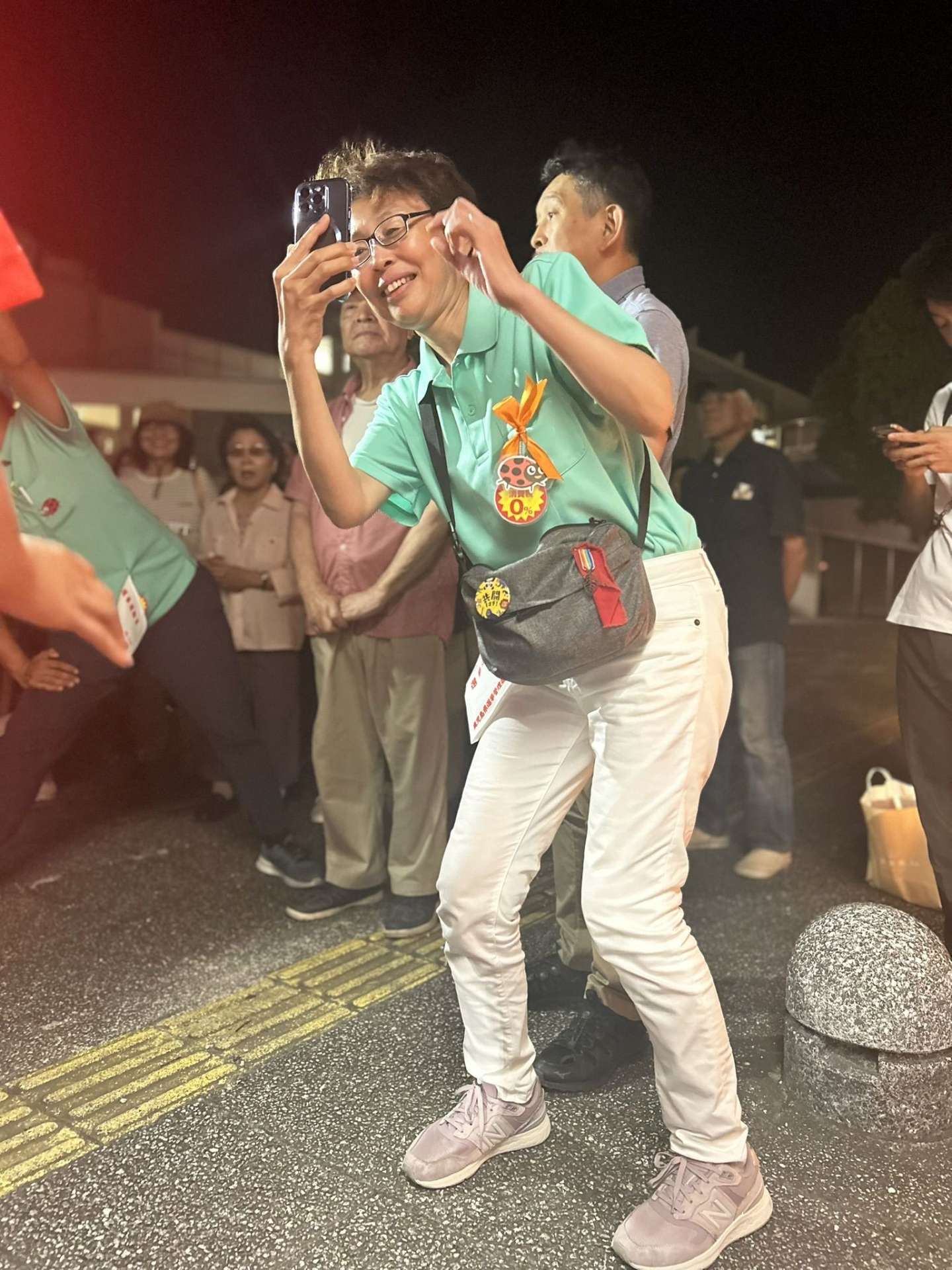 立憲民主党が推薦する選挙区候補の撮影役を務める徳田稚子氏＝１５日、霧島市役所前