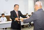 市長選の当選証書を受け取る竹田正博氏（中央）＝２１日、曽於市役所