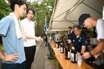キャンプ場で七蔵焼酎を楽しむ宿泊者＝南さつま市の吹上浜海浜公園