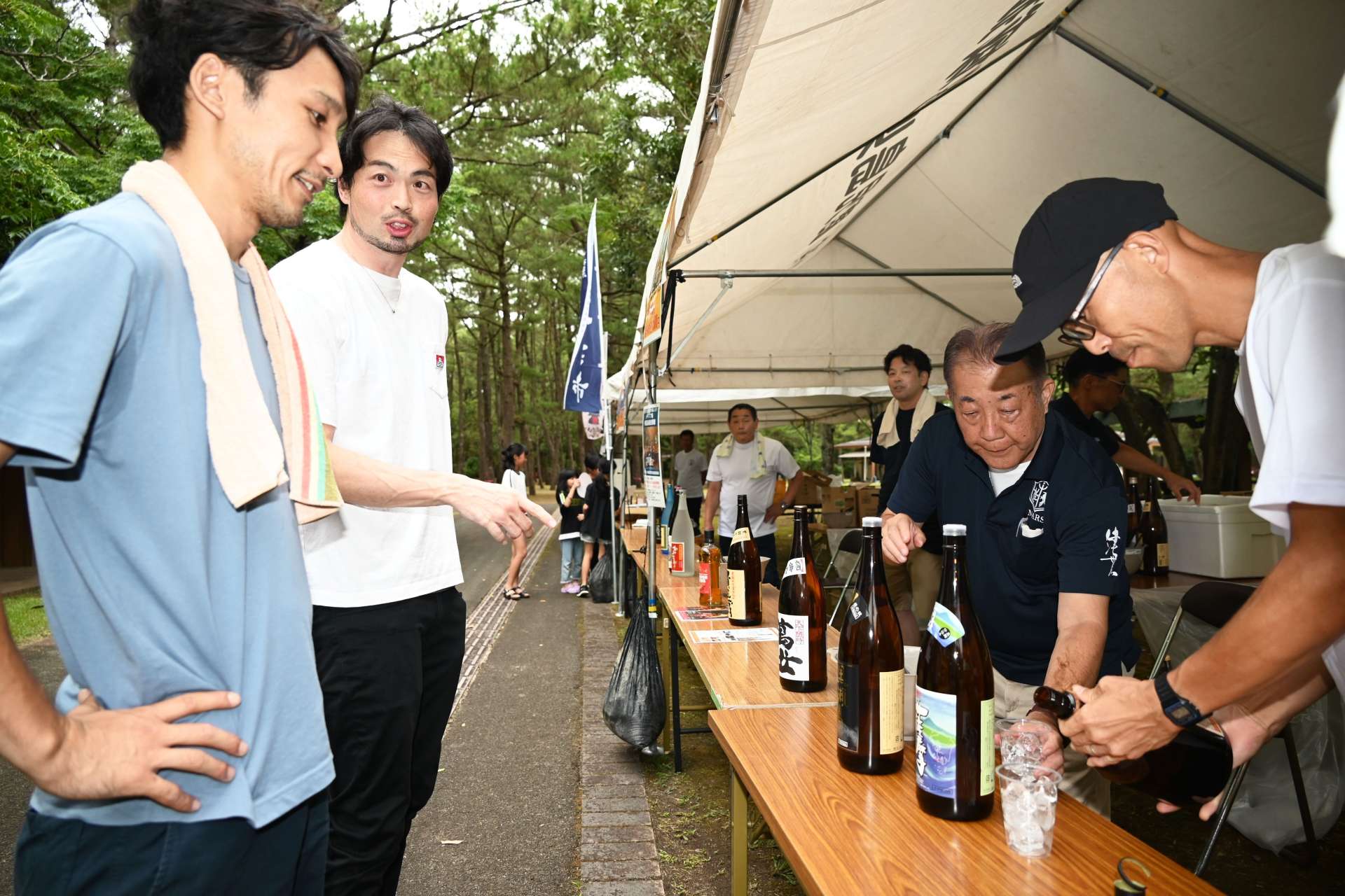 キャンプ場で七蔵焼酎を楽しむ宿泊者＝南さつま市の吹上浜海浜公園