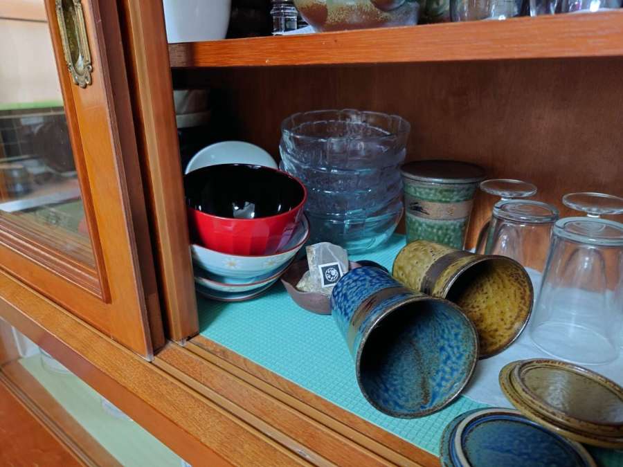 相次ぐ地震の影響で倒れた食器棚の中のコップ＝１７日、十島村悪石島（有川和則さん提供）