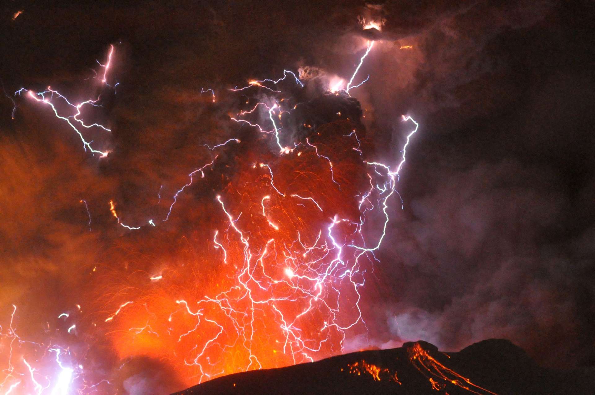 〈資料写真）火山雷を伴って本格的なマグマ噴火をした新燃岳＝２０１１年１月２８日