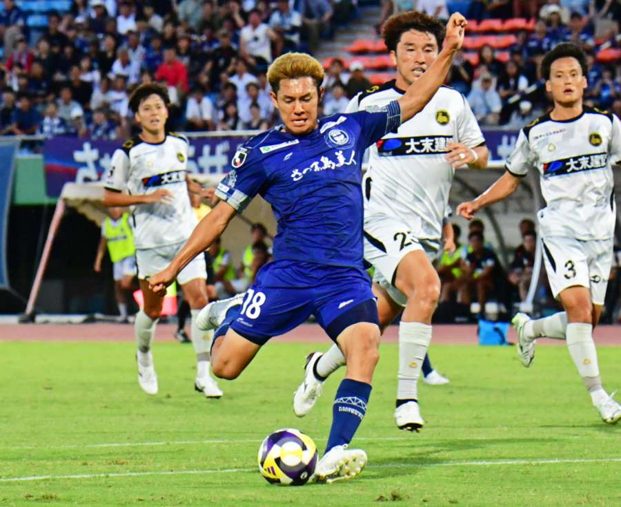 前半１３分、鹿児島Ｕ・河村が先制ゴールを決める＝白波スタジアム