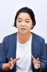 初当選を果たしインタビューに答える尾辻朋実氏＝２１日、鹿児島市加治屋町