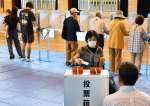 一票に思いを託し投票する有権者＝２０日、鹿児島市
