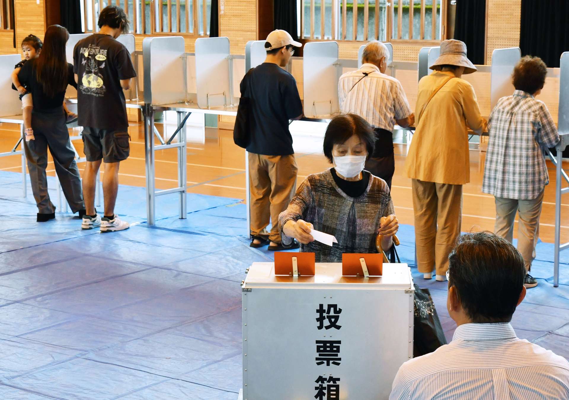 一票に思いを託し投票する有権者＝２０日、鹿児島市