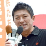 街頭演説する参政党の神谷宗幣代表＝１２日、鹿児島市