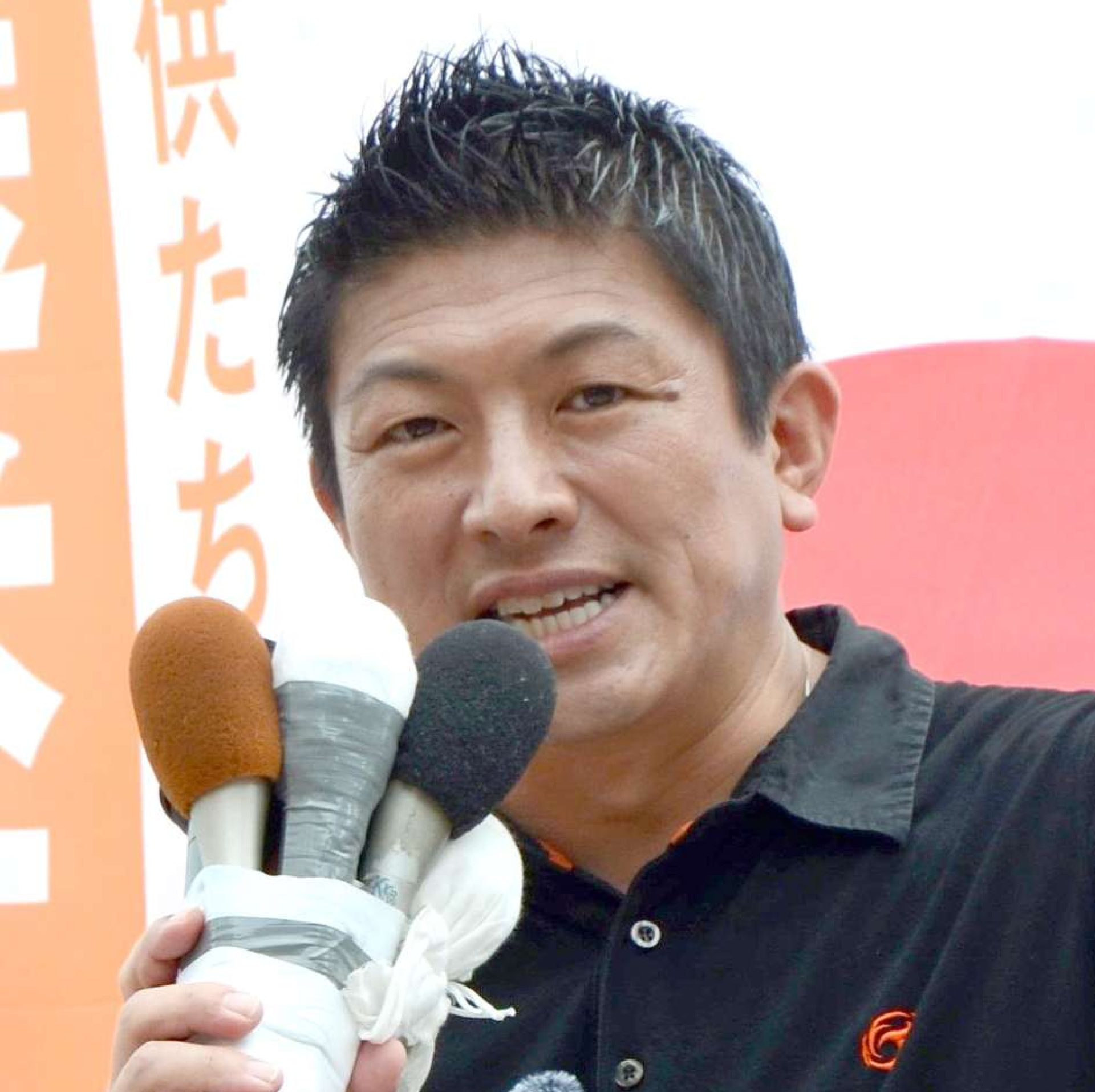 街頭演説する参政党の神谷宗幣代表＝１２日、鹿児島市