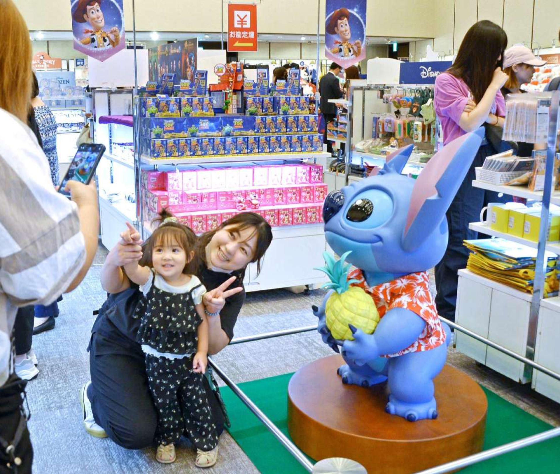 フォトスポットで記念撮影する子ども連れ＝１８日、鹿児島市の山形屋（ⓒＤｉｓｎｅｙ）