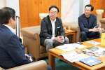鹿児島フェアについて説明する野村不動産コマースの鵜沼孝之社長（中央）＝２２日、鹿児島県庁