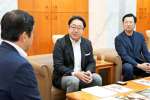 鹿児島フェアについて説明する野村不動産コマースの鵜沼孝之社長（中央）＝２２日、鹿児島県庁