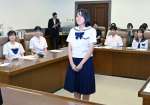 派遣生を代表して決意を述べる内田琴乃さん＝１４日、鹿児島市役所