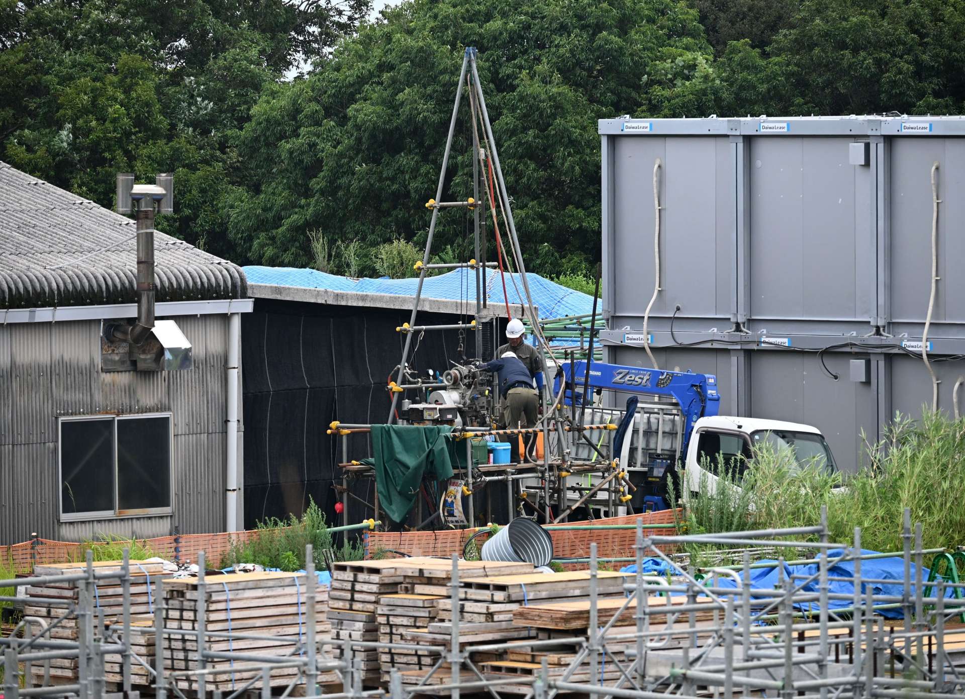 自衛隊宿舎の建設地と周囲で行われるボーリング調査＝１８日、西之表市西之表