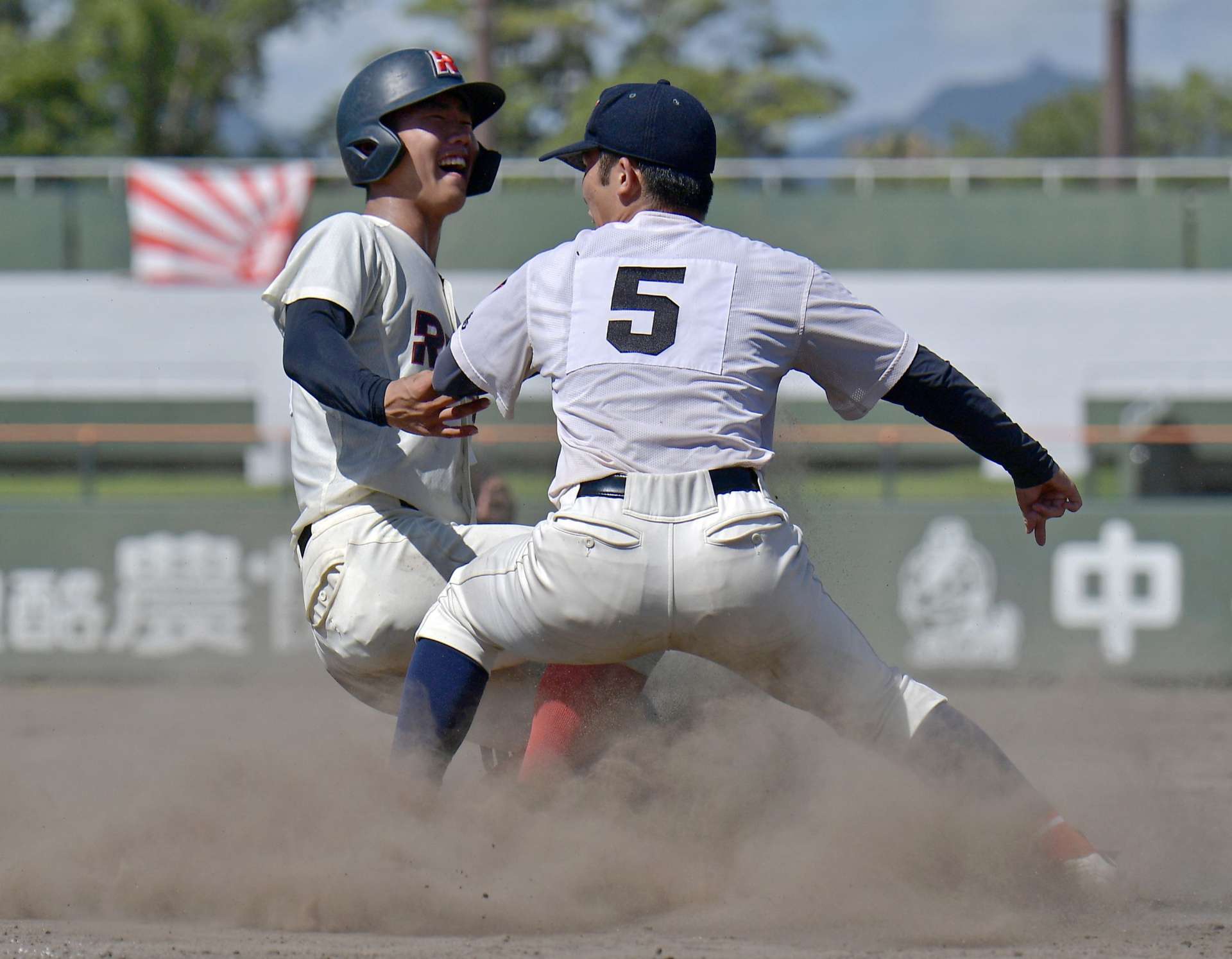 ４回表、１死二塁、れいめい谷口の三盗を出水工が阻止。三塁手新町＝平和リース