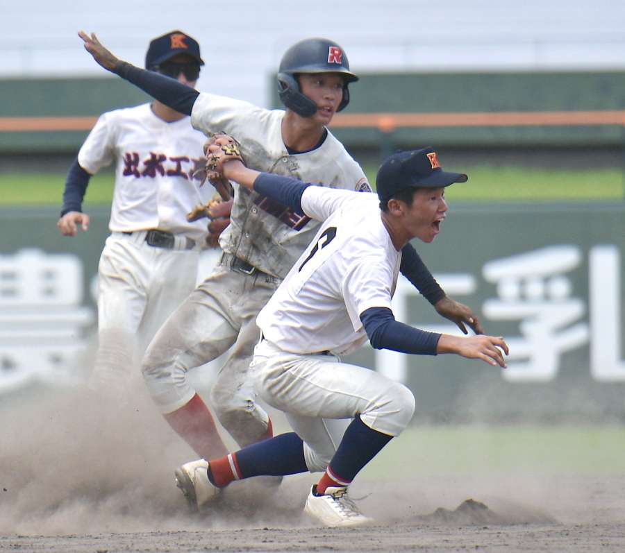 ７回表れいめい２死一塁、平野の二盗を出水工が阻止。遊撃手池元＝平和リース