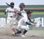 ７回表れいめい２死一塁、平野の二盗を出水工が阻止。遊撃手池元＝平和リース