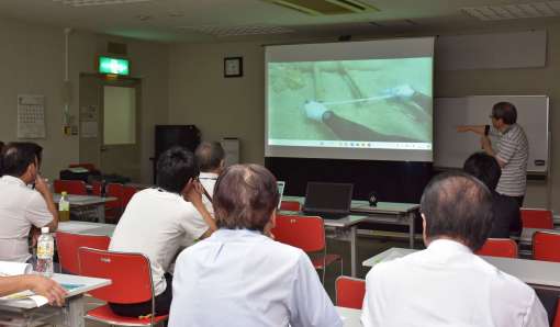 海底で確認された紫電改の機体について説明する肥本英輔会長＝出水市中央公民館