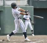 ６回表鹿屋中央１死一、三塁、秋田が中越えに２点三塁打を放つ＝平和リース