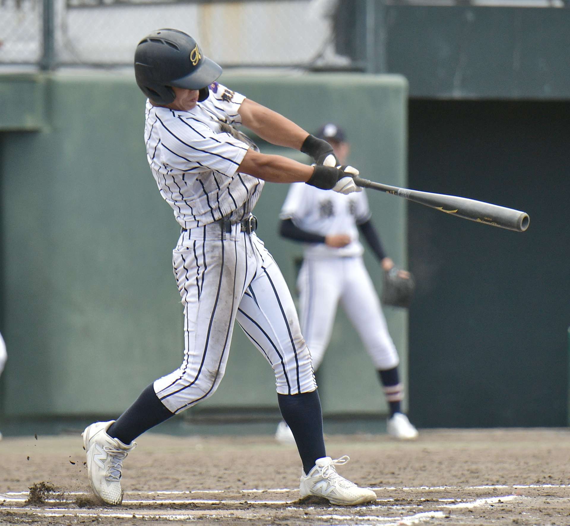 ６回表鹿屋中央１死一、三塁、秋田が中越えに２点三塁打を放つ＝平和リース