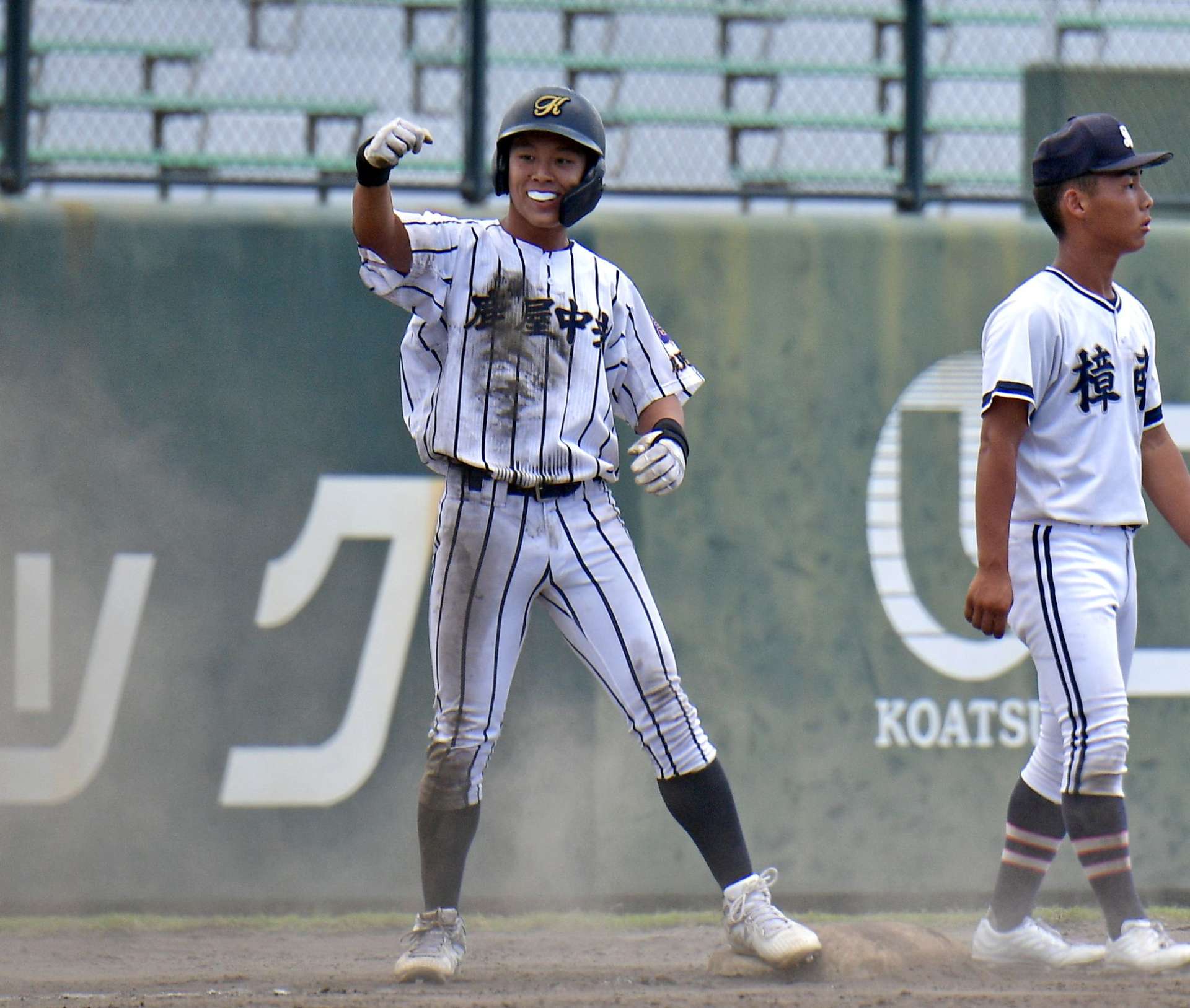 ６回表鹿屋中央１死一、三塁、秋田が適時三塁打を放ちガッツポーズ＝平和リース