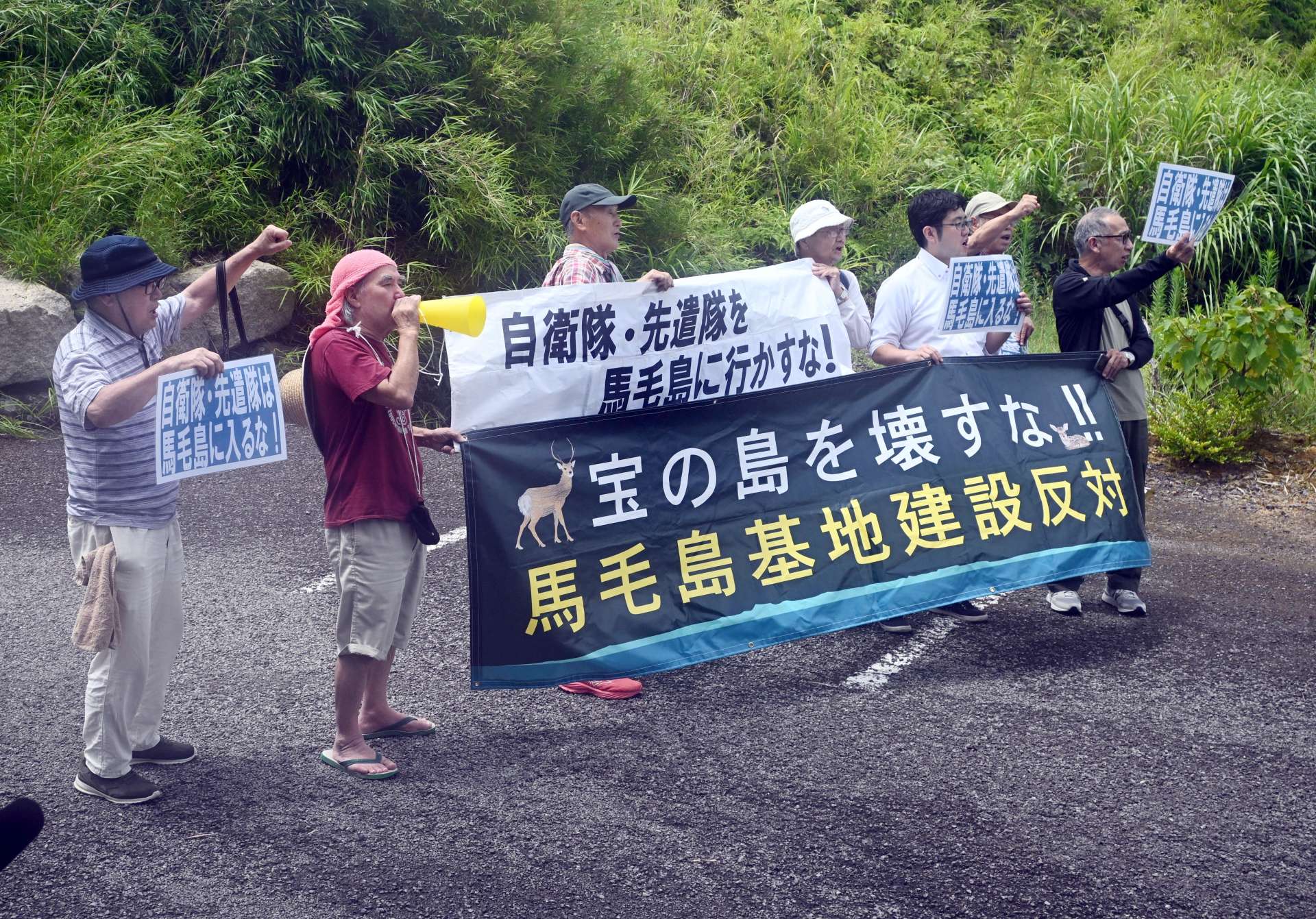 馬毛島先遣隊の勤務開始に抗議する基地反対の住民訴訟原告団＝２２日、中種子町野間