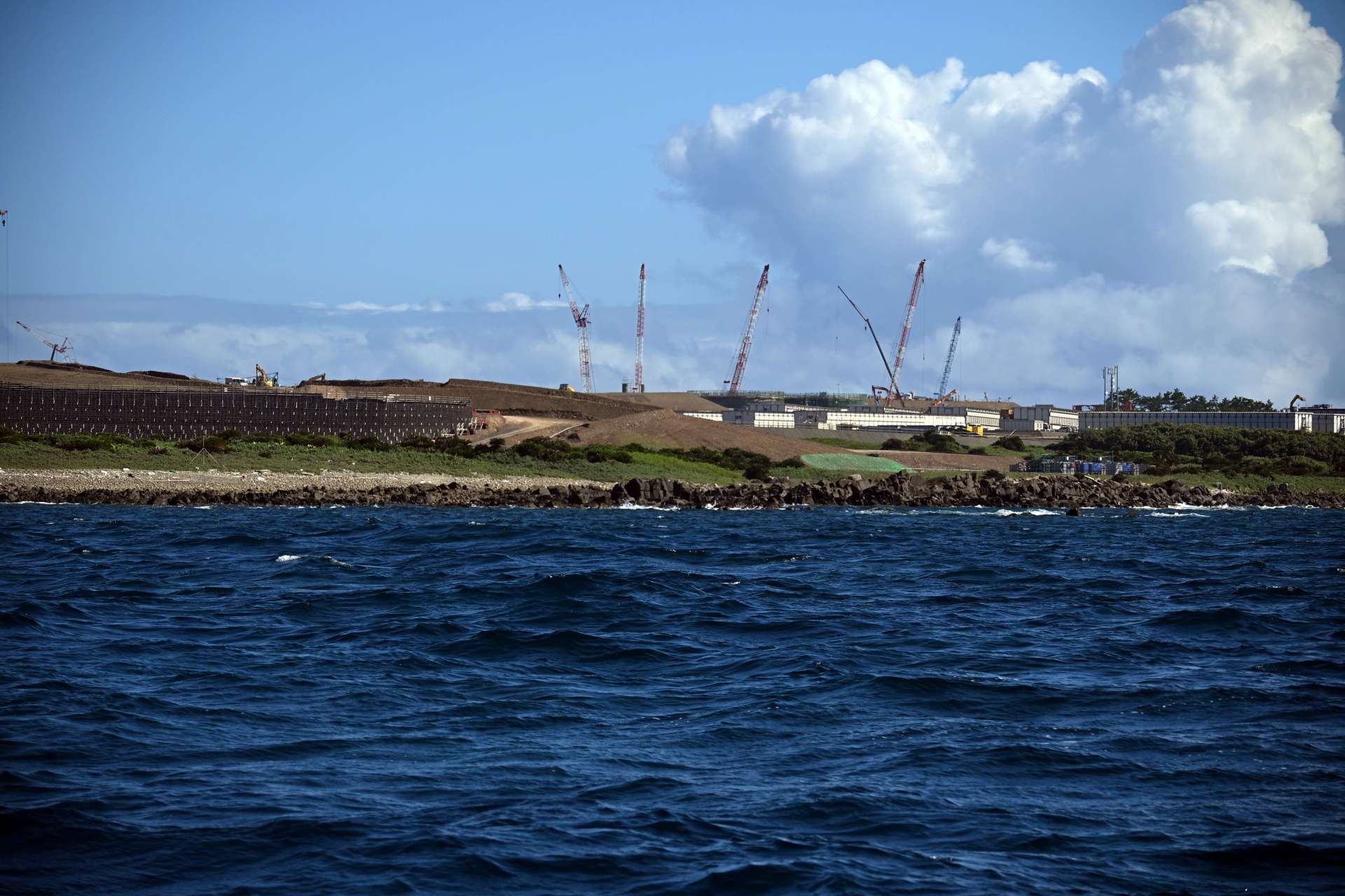 自衛隊基地建設工事が進む馬毛島＝２２日、西之表市