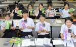 全国大会や資格取得に向けて学習に励む指宿商業高校の簿記部員＝指宿市の同校