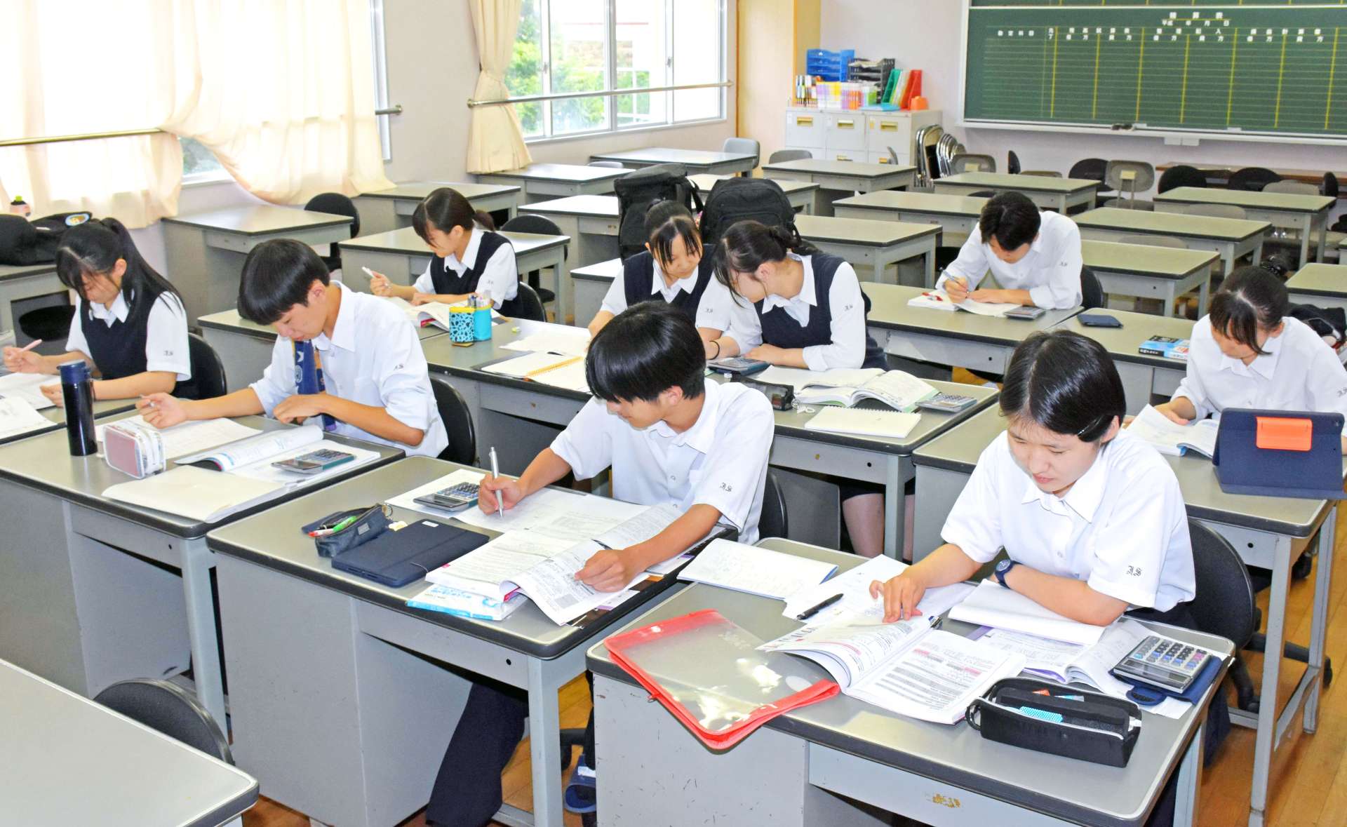 全国大会に向けて学習に励む指宿商業高校の簿記部員＝指宿市の同校