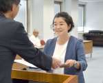 当選証書を受け取る尾辻朋実氏＝２３日、県庁