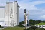燃焼試験に向け、組み立て棟から射点へ移動するＨ３ロケット６号機＝２３日、南種子町の種子島宇宙センター