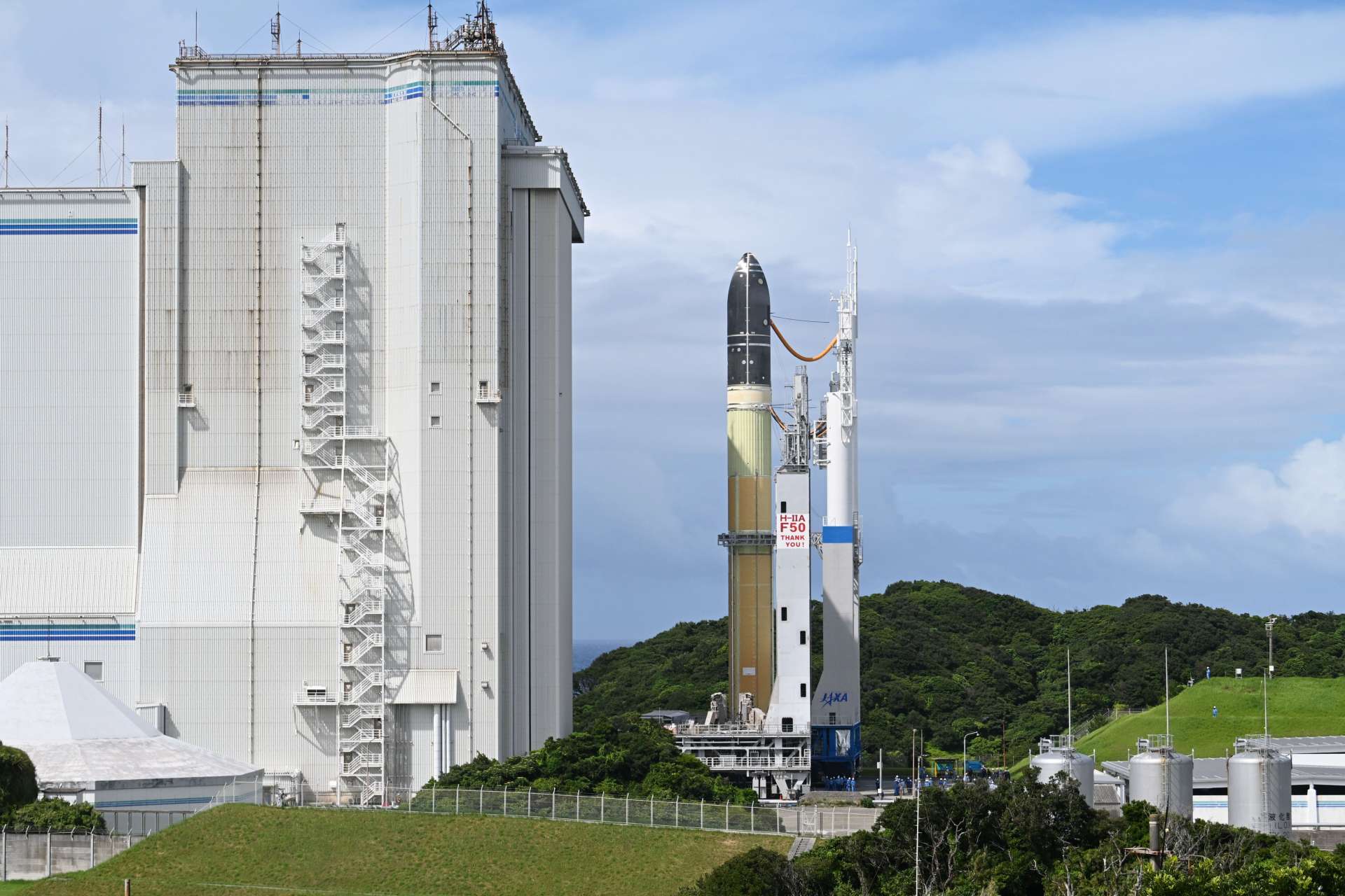 燃焼試験に向け、組み立て棟から射点へ移動するＨ３ロケット６号機＝２３日、南種子町の種子島宇宙センター