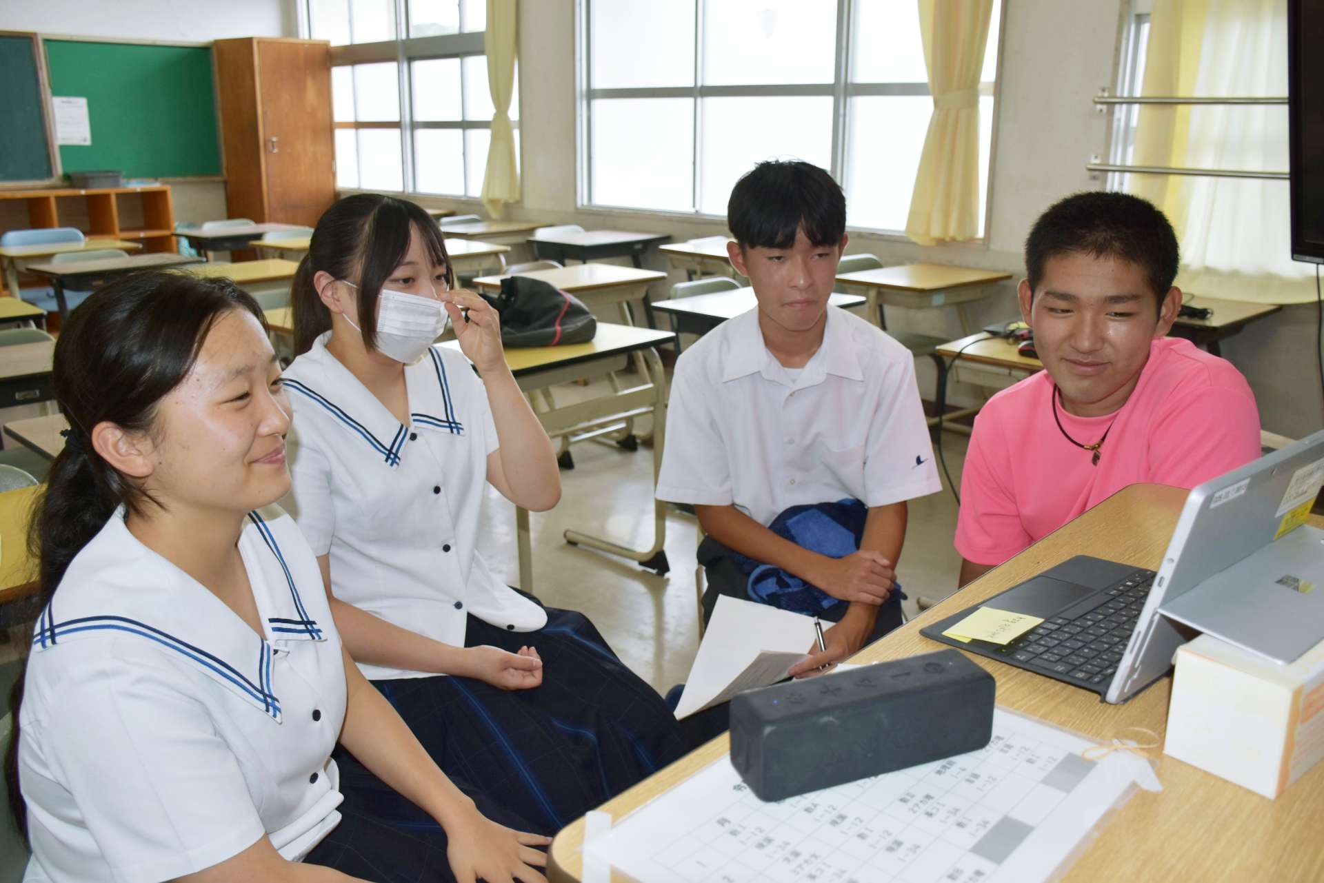 南三陸高校の生徒らとパソコンの画面越しに交流する鶴翔高校生＝阿久根市の同校